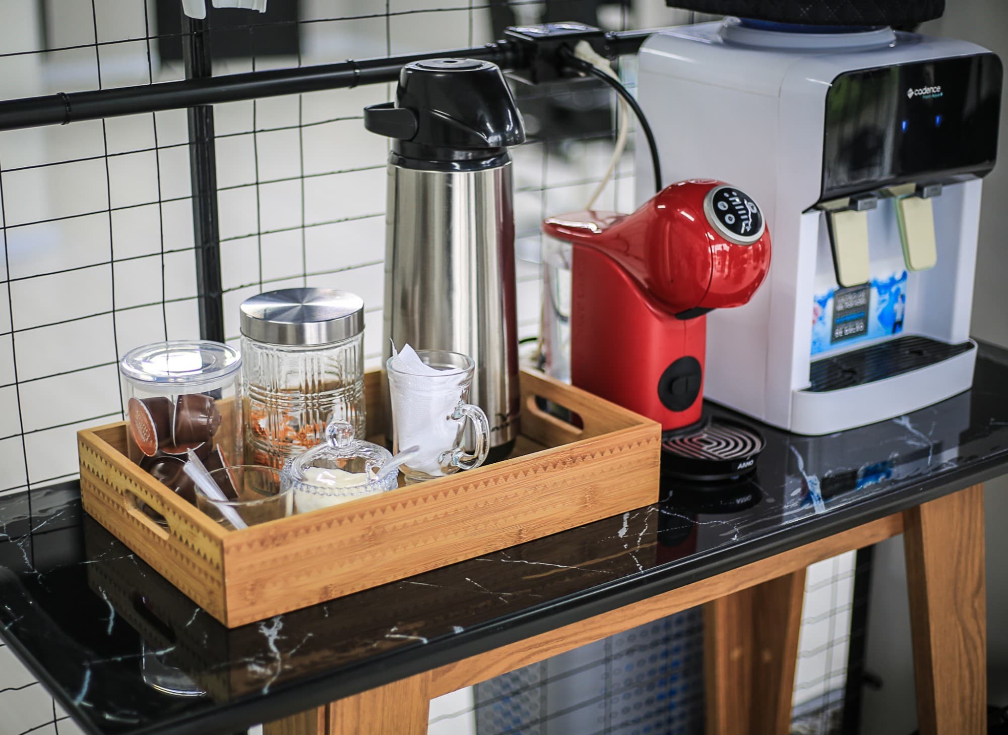 O café da casa, na estação de café da barbearia