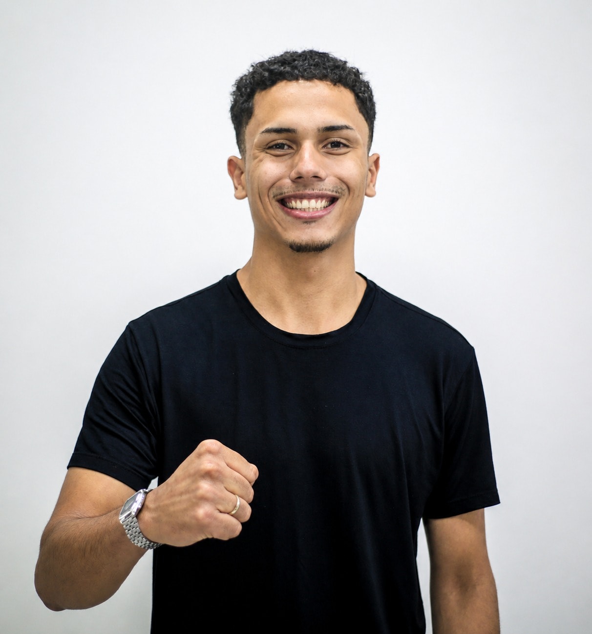 Retrato de Raí Santos, barbeiro da MC Barbearia